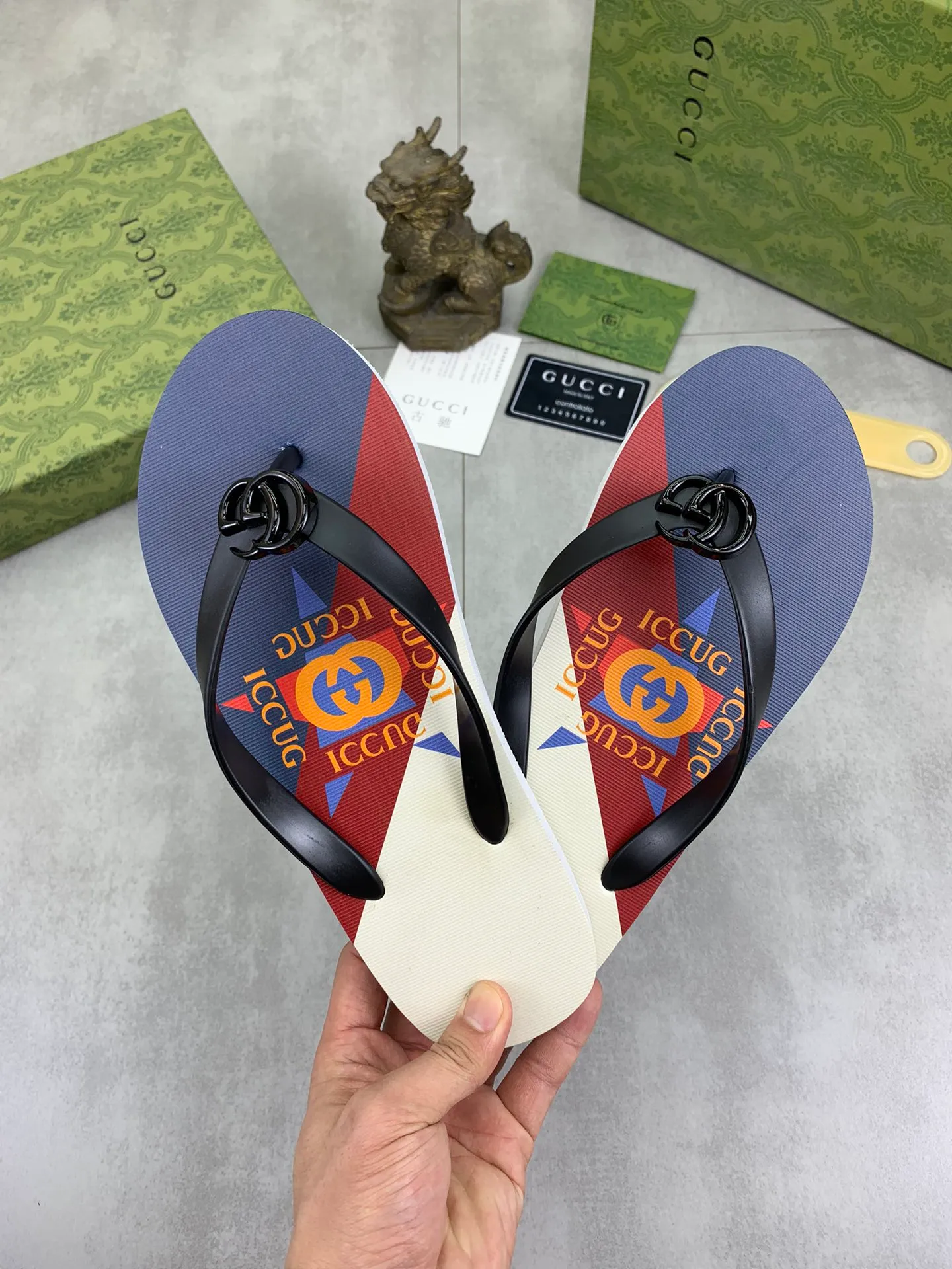 Men's men's shoes 💰P220💰【New style】🆘【GUCCI】Official website's popular Gucci adult couple 🧑‍🤝‍🧑 style, children's flip-flops are on sale at the counter simultaneously! Original fabric imported from Italy. Original bottom provided by the original factory. Size: Adult 36-45. Children’s size: 30-37. Multiple colors available.